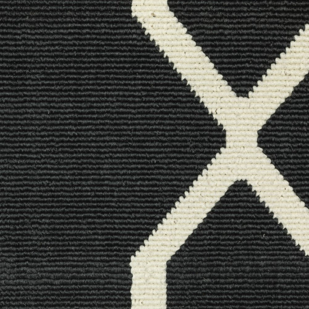 7' X 10' Black And Ivory Indoor Outdoor Area Rug