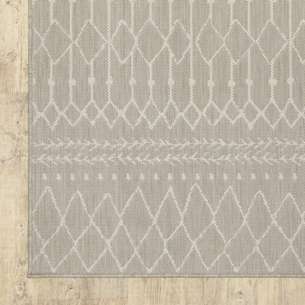 5' X 7' Gray And Ivory Indoor Outdoor Area Rug