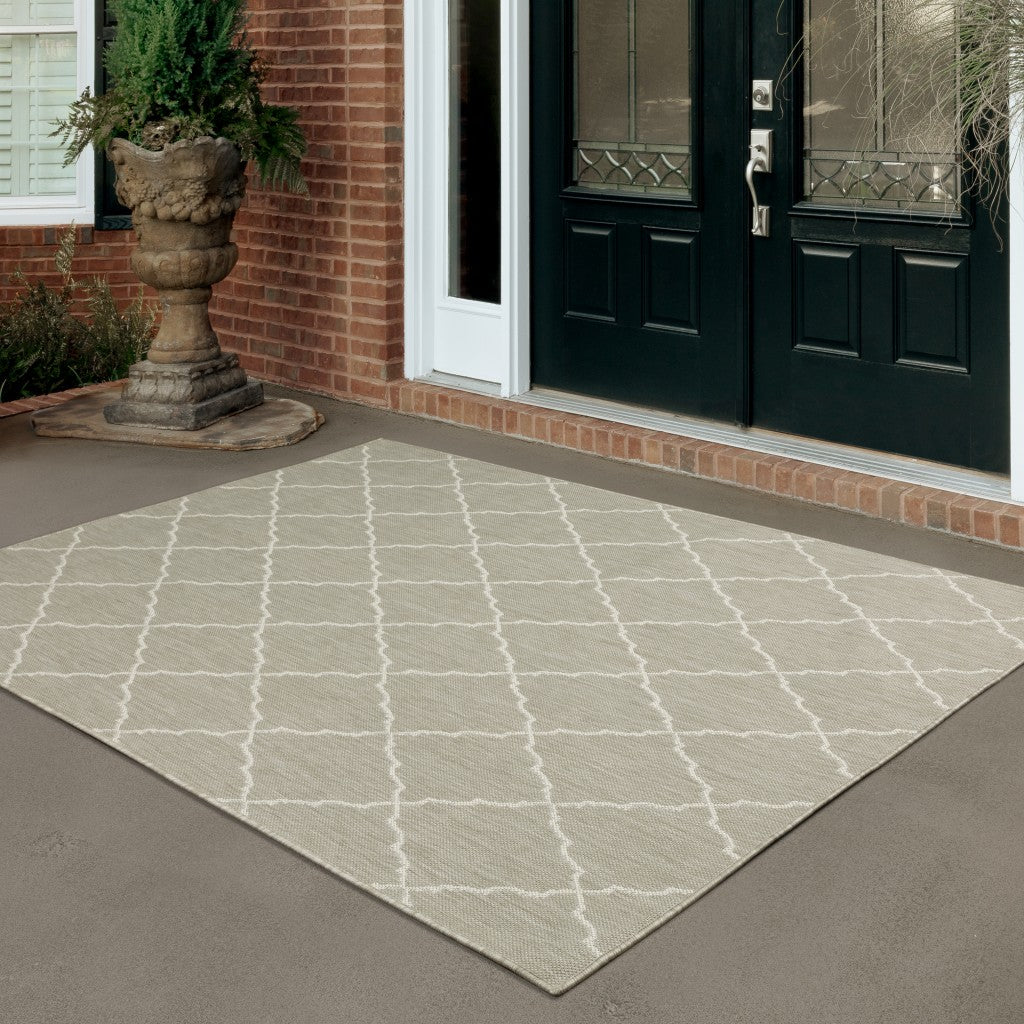 5' X 7' Gray and Ivory Indoor Outdoor Area Rug