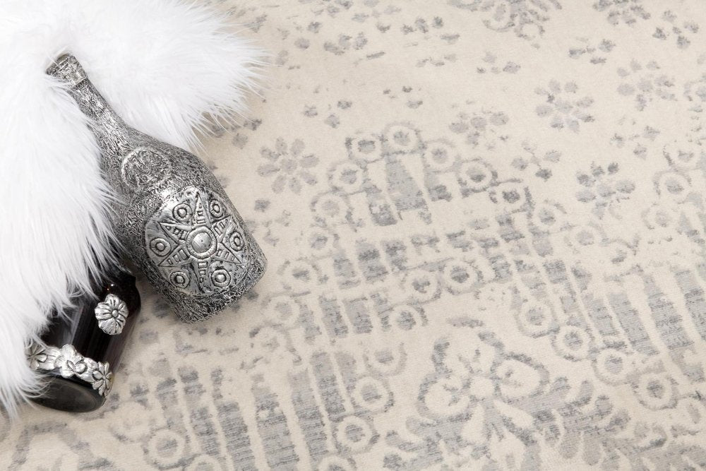 8' X 11' Ivory Distressed Ikat Pattern Area Rug
