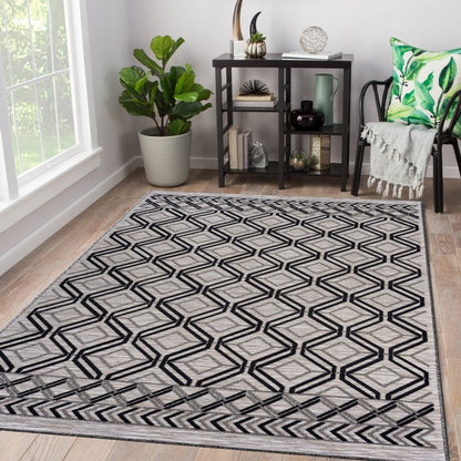 5' X 7' Black And Tan Indoor Outdoor Area Rug