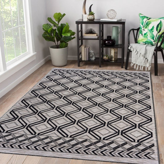 5' X 7' Black And Tan Indoor Outdoor Area Rug