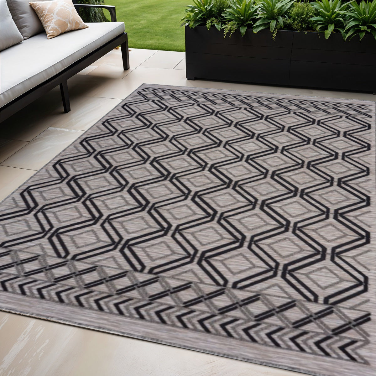 5' X 7' Black And Tan Indoor Outdoor Area Rug