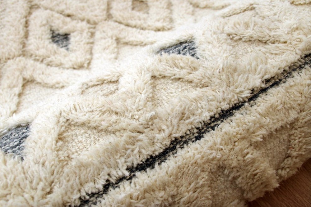 6' Round Cream and Blue Striped Diamonds Area Rug