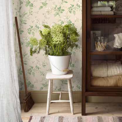 Leaf-pattern wallpaper with a pale background in a vintage floral design.