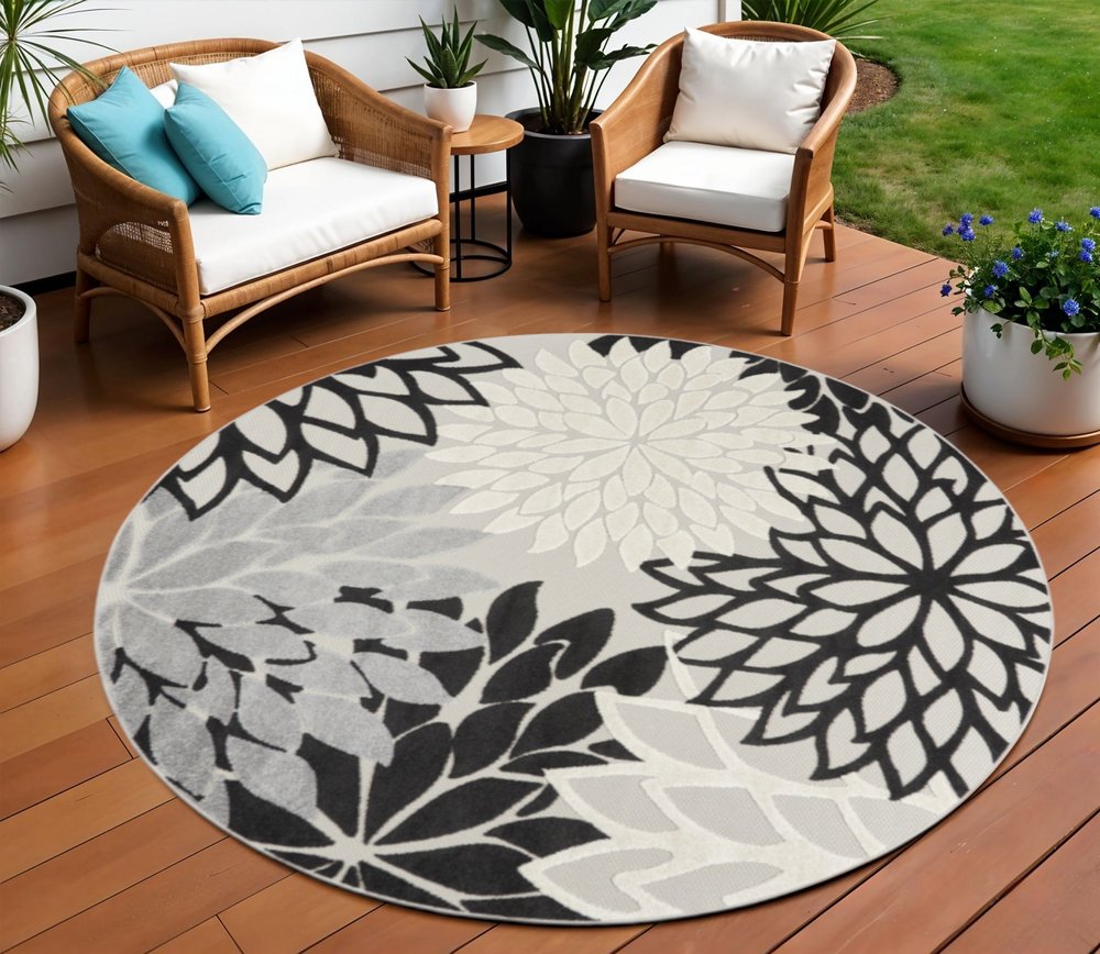 8' X 8' Black And White Indoor Outdoor Area Rug