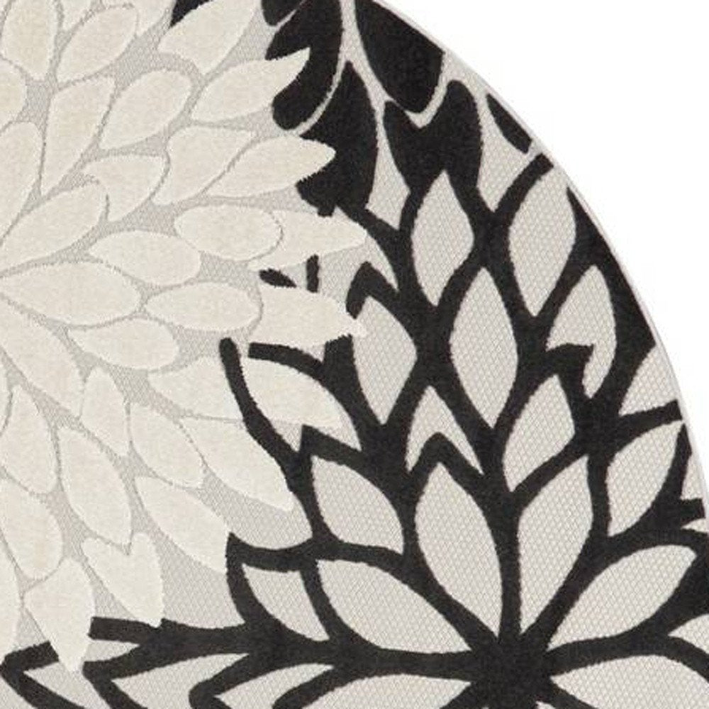 8' X 8' Black And White Indoor Outdoor Area Rug