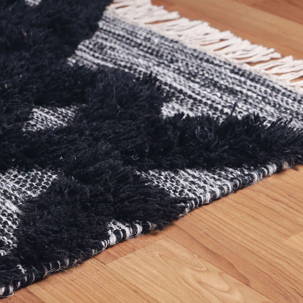 4' X 6' Black And Ivory Wool Geometric Flatweave Handmade Stain Resistant Area Rug With Fringe