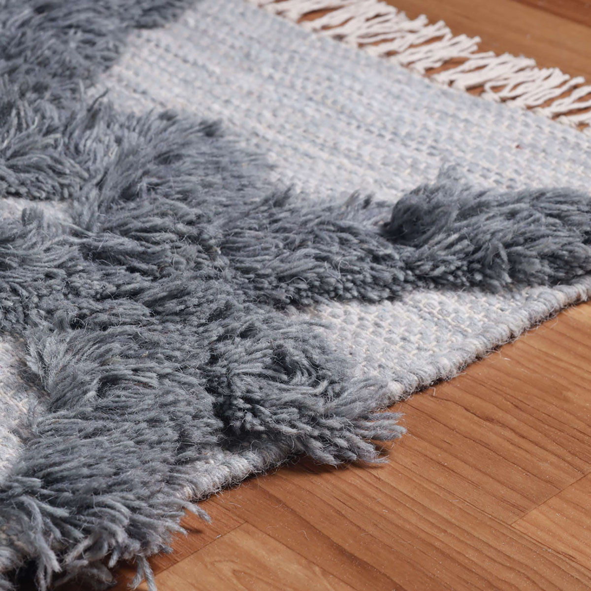 4' X 6' Silver And Grey Wool Geometric Flatweave Handmade Stain Resistant Area Rug With Fringe