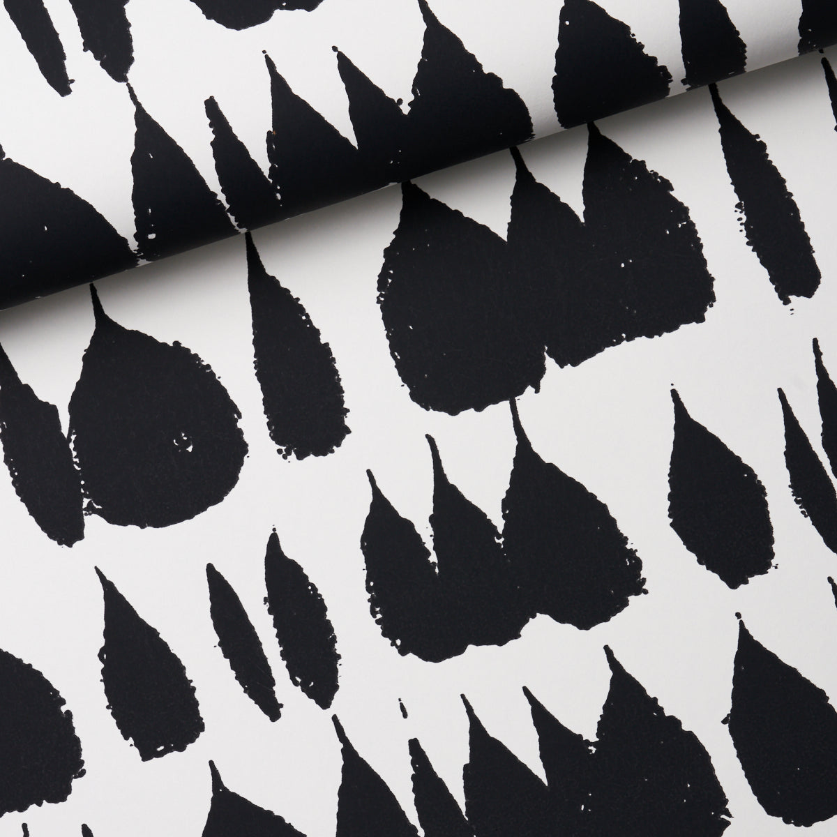 SCHUMACHER WALLCOVERING  EXUBERANT PRINTS QUEEN OF SPAIN   BLACK   - 5005881