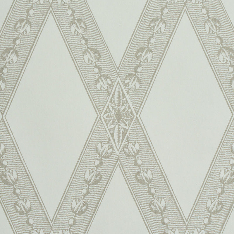 Beige wallpaper with interlocking diamond pattern, subtle floral chain border & floral medallion, vintage damask style.