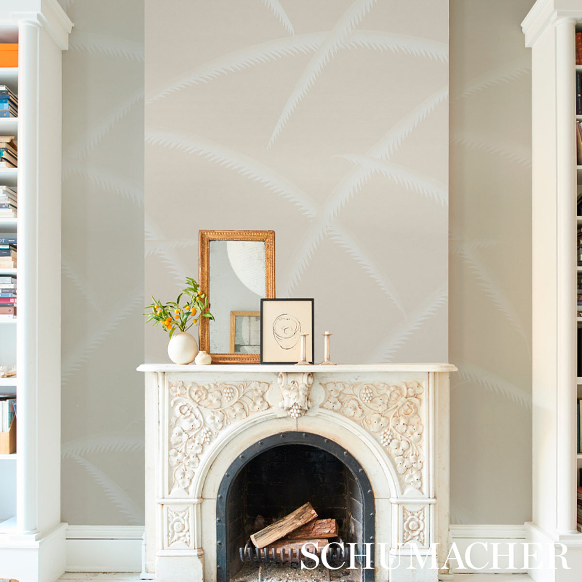 Wallpaper in ivory on natural background featuring a palm-deco pattern of stylized palm fronds.