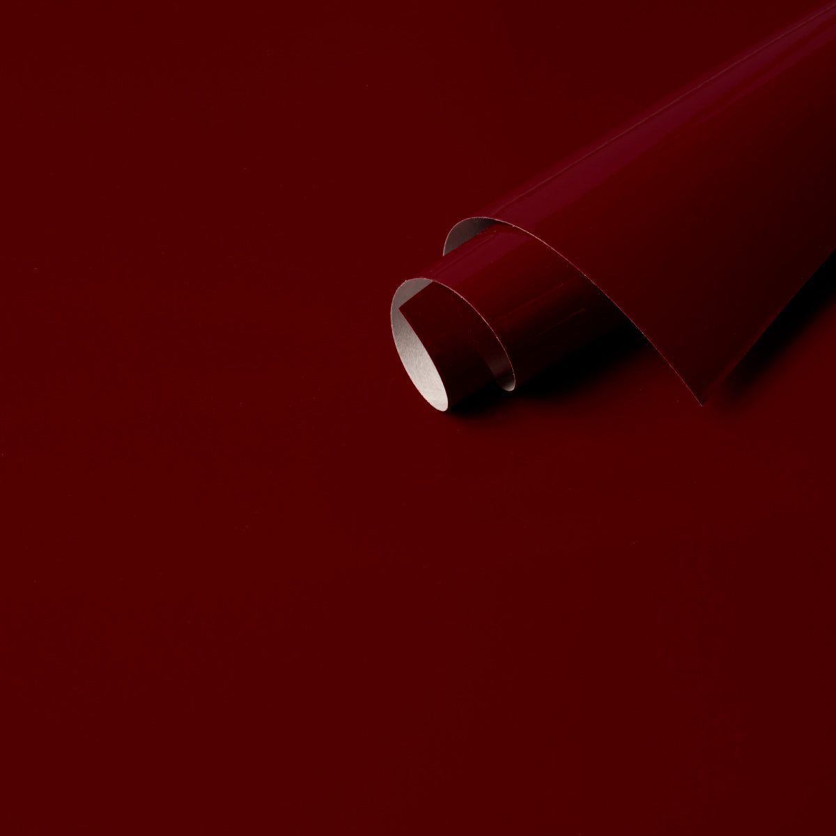 SCHUMACHER  PERFECT BASICS: VINYL WALLCOVERING ACE FAUX LACQUER PERFORMANCE VINYL   MAROON   - 5015940