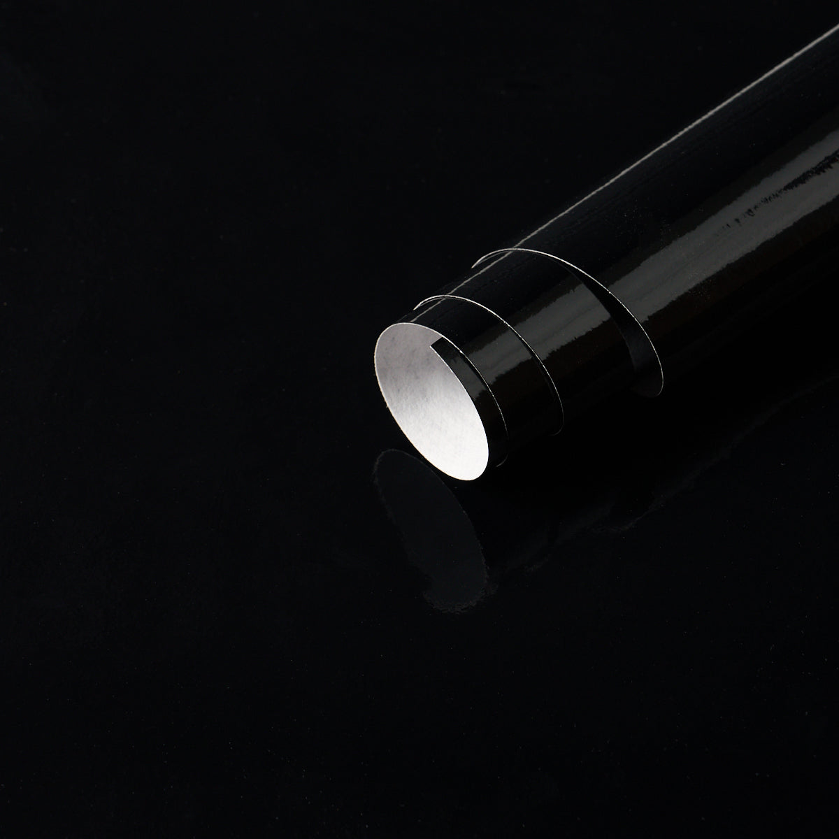 SCHUMACHER  PERFECT BASICS: VINYL WALLCOVERING ACE FAUX LACQUER PERFORMANCE VINYL   BLACK   - 5015945