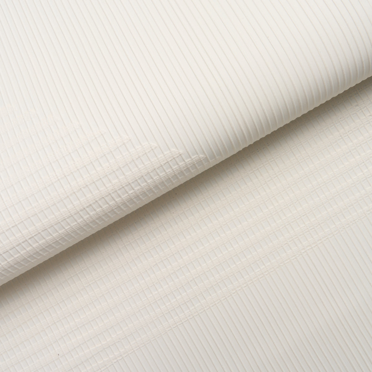 SCHUMACHER  TEXTURED & WOVEN WALLCOVERINGS HAND COMBED TRIANGLES   WHITE   - 5016521