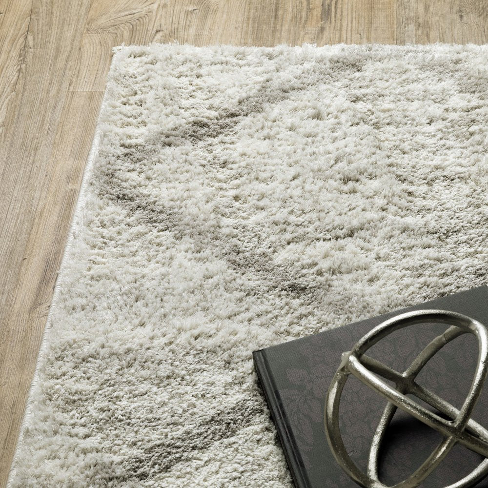 4' x 6' ivory & grey geometric shag area rug; power loom; stain resistant.