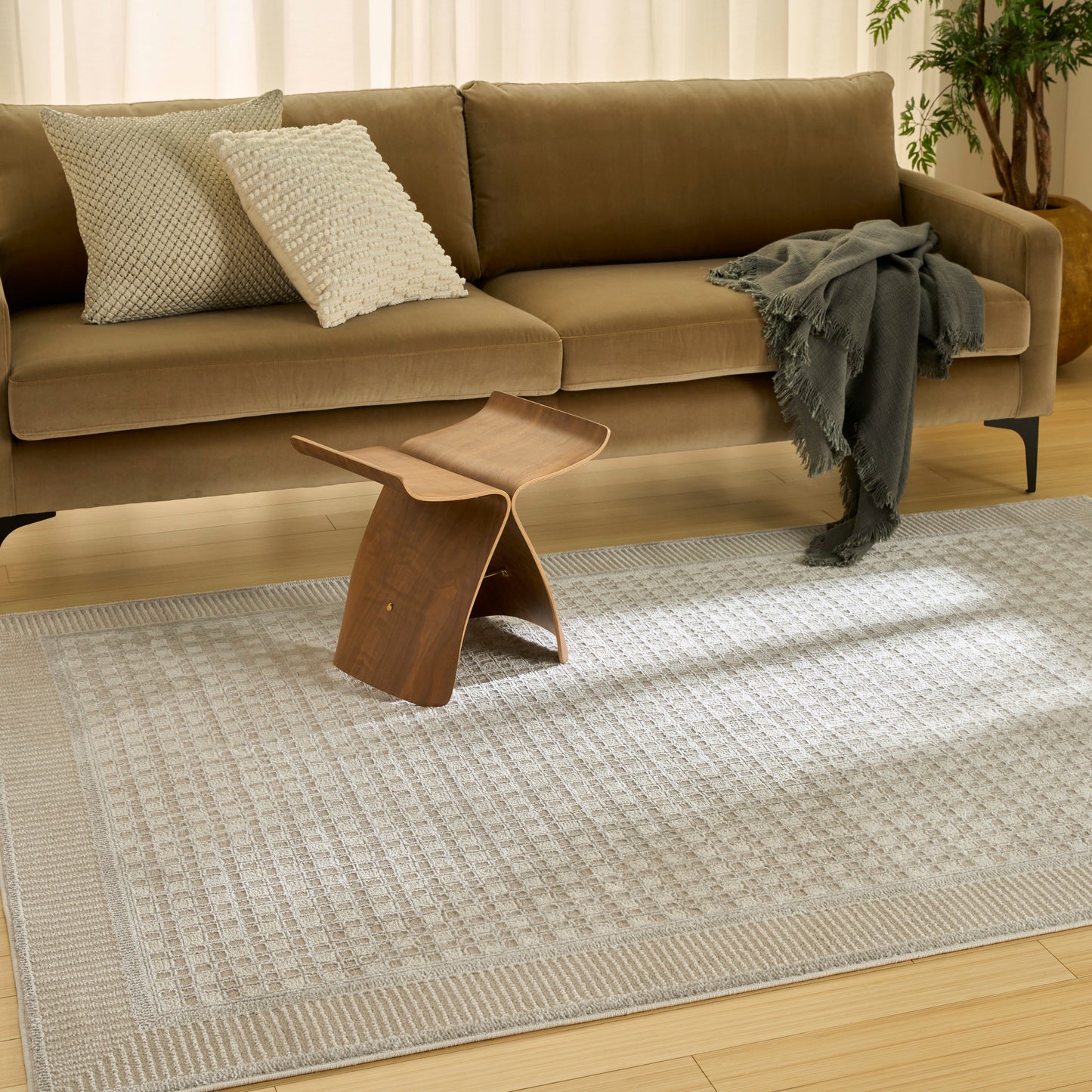 Light patterned area rug, 5' x 7'.