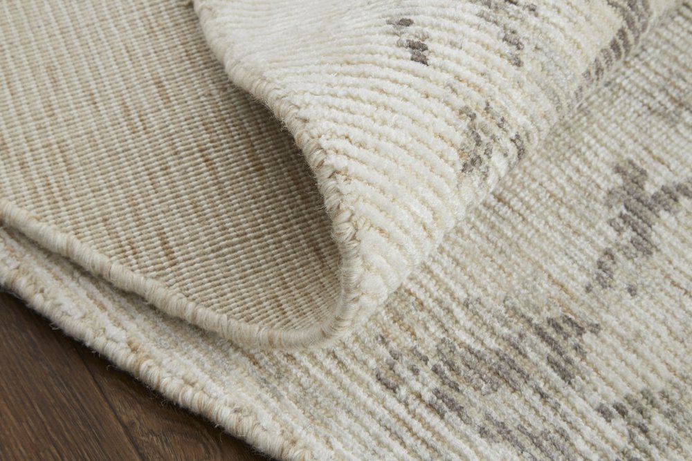 8' Ivory And Gray Round Abstract Hand Woven Area Rug