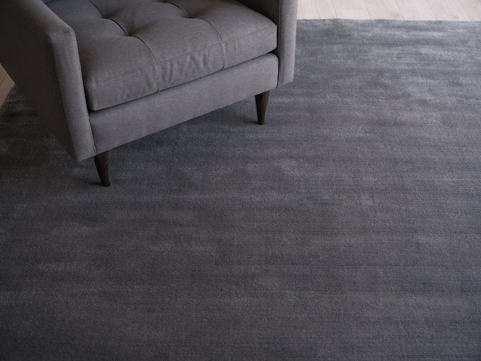 Grey tufted rug in a modern indoor hand loomed design, 4' x 6'.