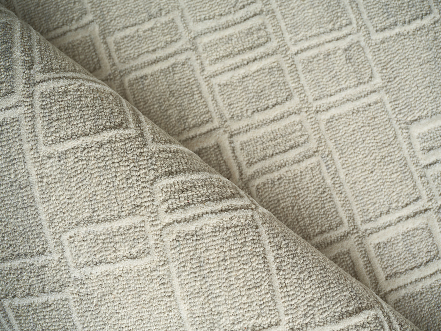 Beige indoor hand-tufted rug with a raised square grid pattern (4' x 6').