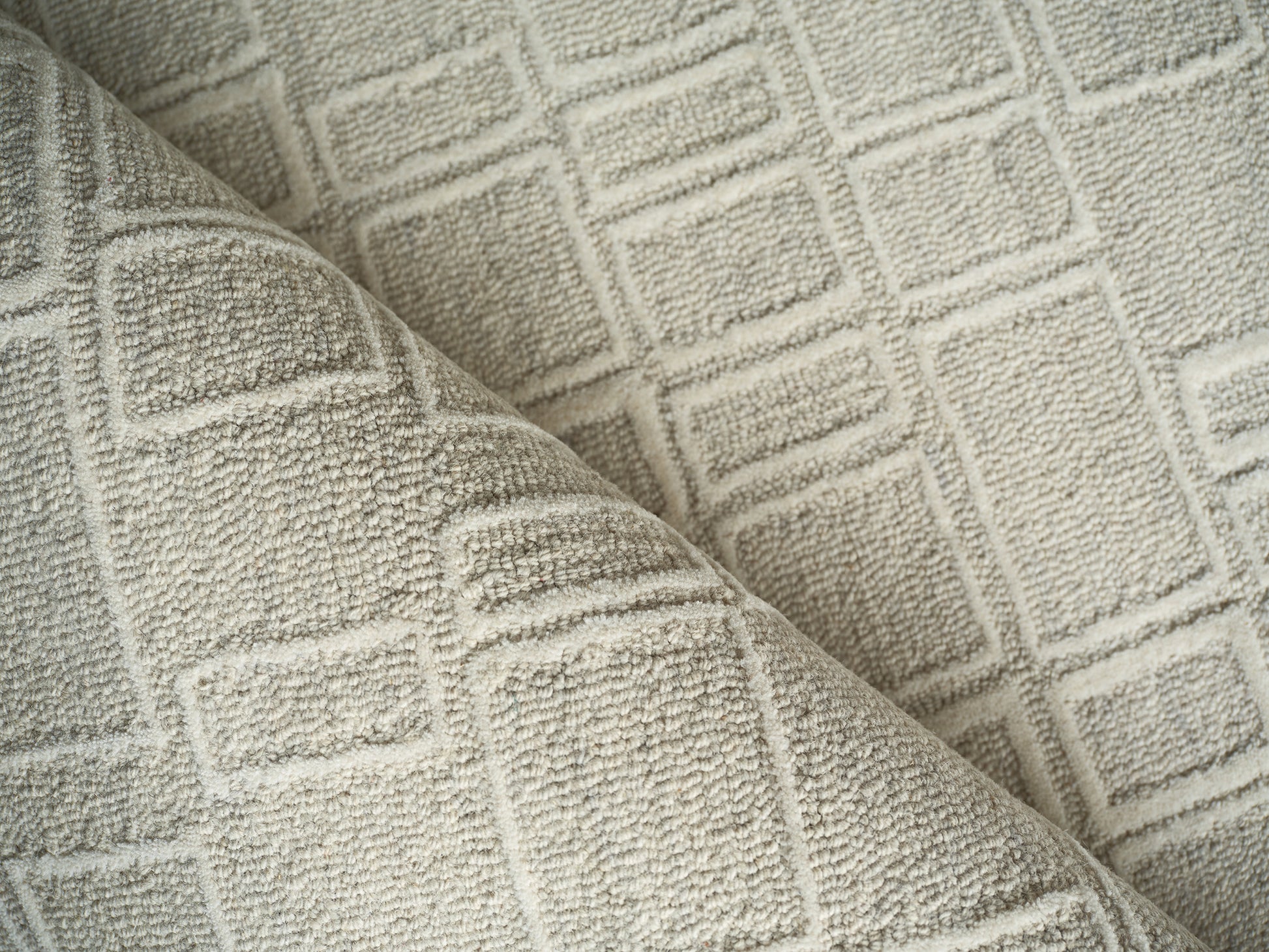 Beige indoor hand-tufted rug with a raised square grid pattern (4' x 6').