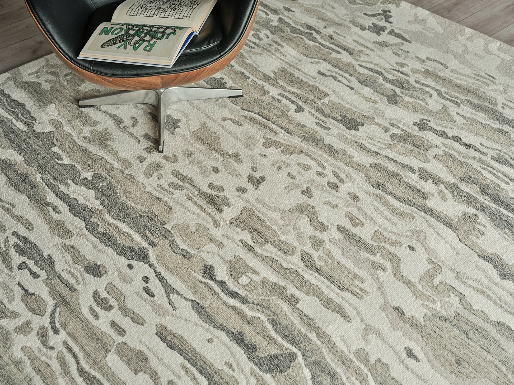 Gray abstract-pattern indoor hand-tufted rug, 4' x 6'.