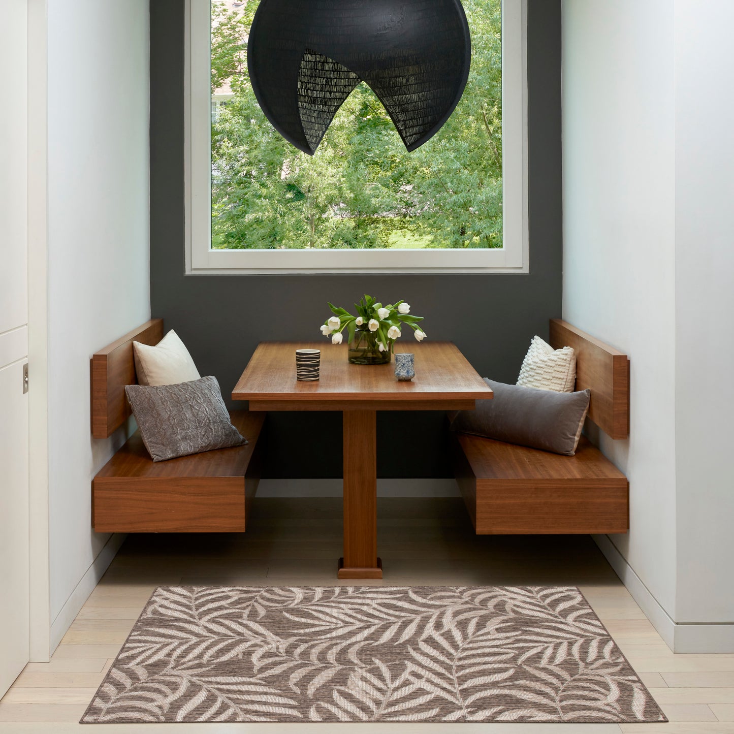 Tropical leaf-pattern rug, 2' x 4'.