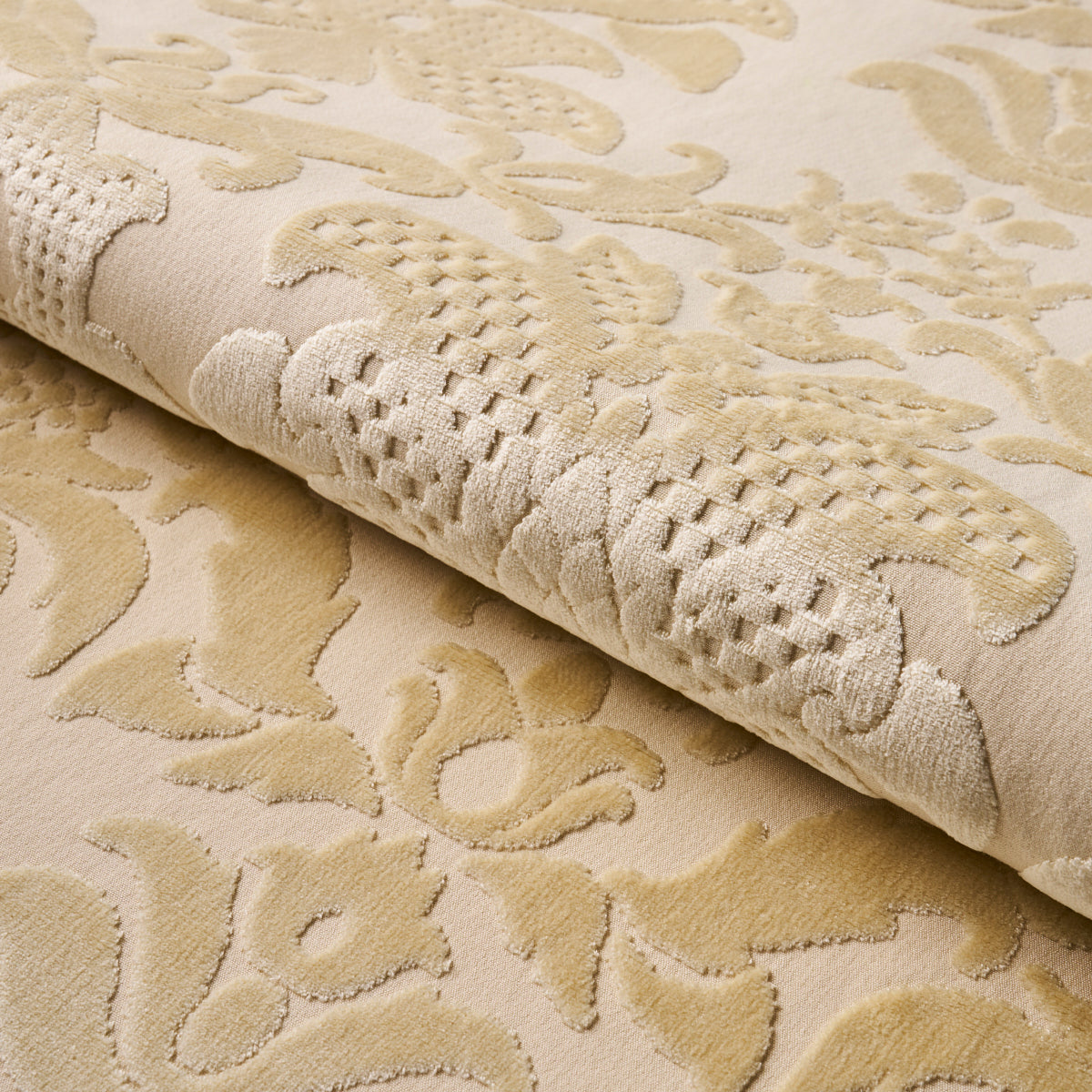 SCHUMACHER  CUT & PATTERNED VELVETS LIMBOURG DAMASK VELVET   Pearl   - 82161