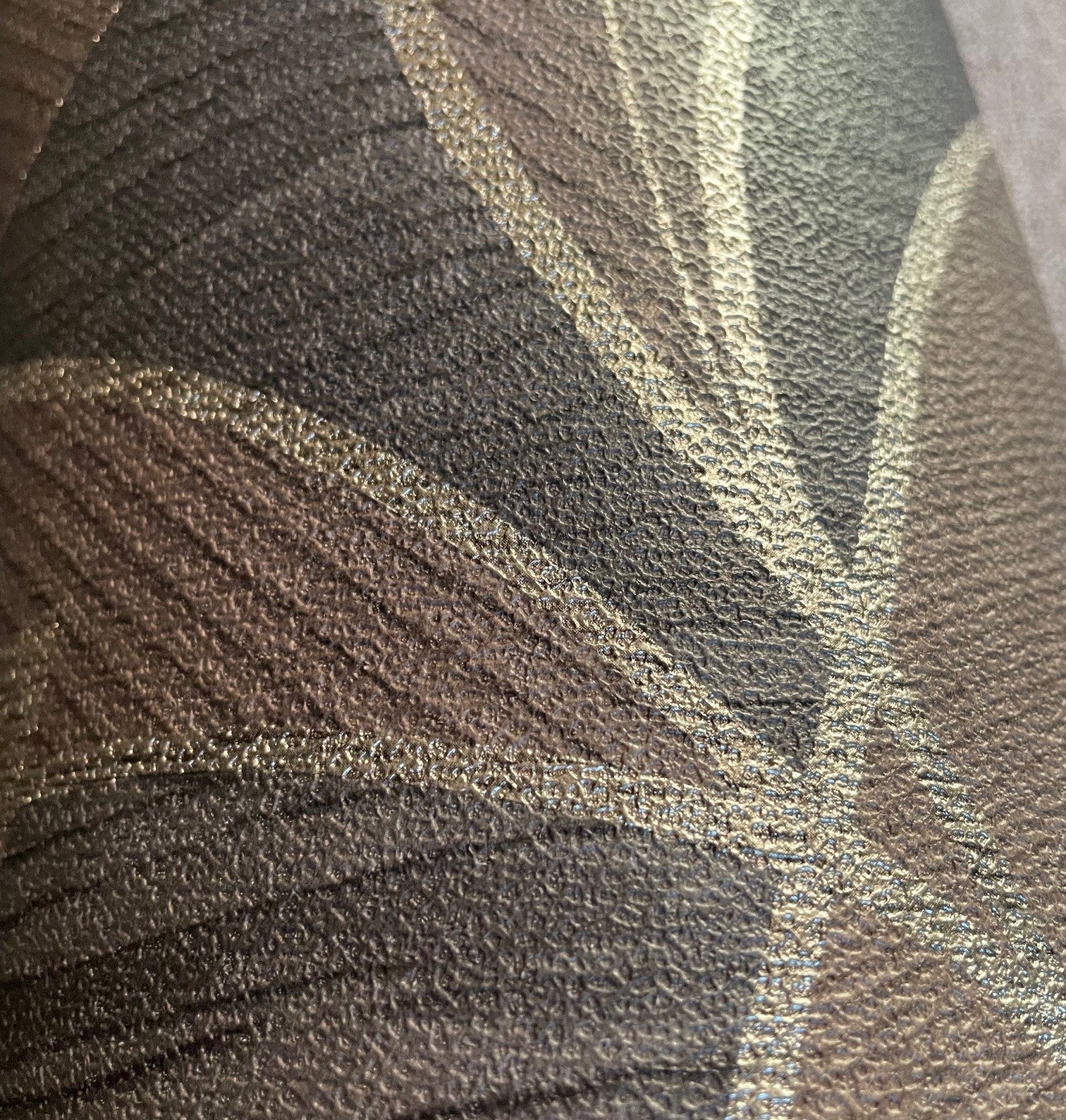 Black wallpaper with a carved leaf pattern in graphite tones, nature-inspired contemporary design.