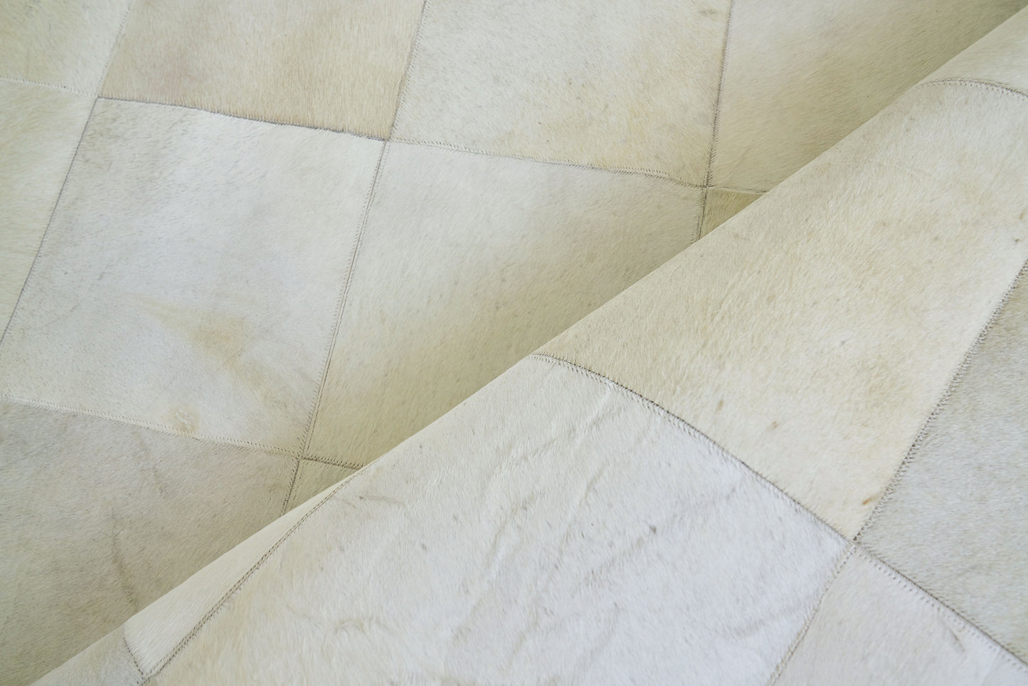 EXQUISITE RUGS   Natural Hide Indoor Hand Stitched    - 8264-2'6"X7'