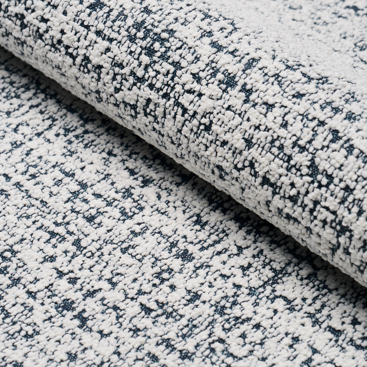 SCHUMACHER  PERFECT BASICS: INDOOR/OUTDOOR ZUZU INDOOR/OUTDOOR WOVEN WOVEN WHITE ON NAVY   - 84202