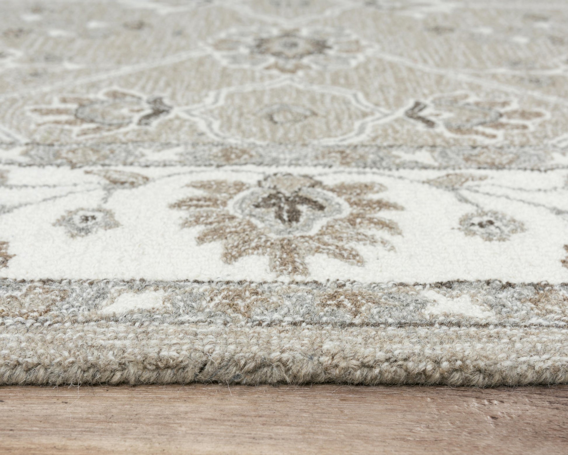 Traditional rug, 5' x 8' - A01A0110604550576