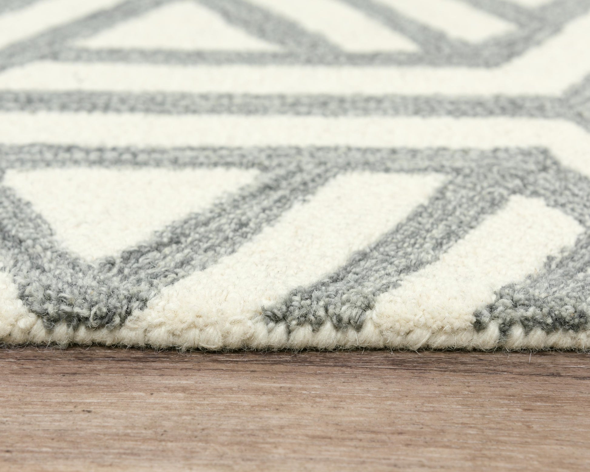 Ellis rug, Mid-Century Modern, 5' x 8'.