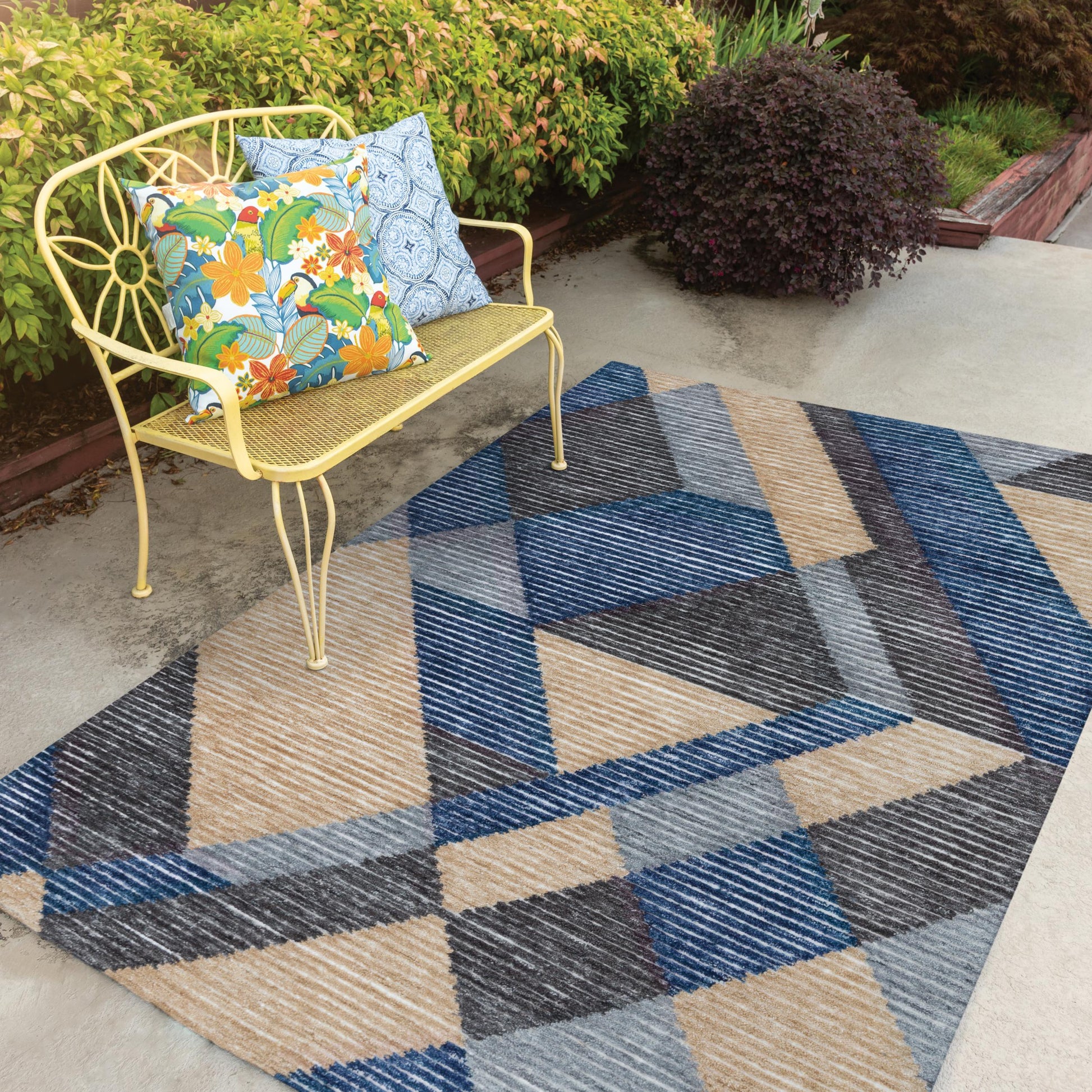 Contemporary rug, 5' x 8'.