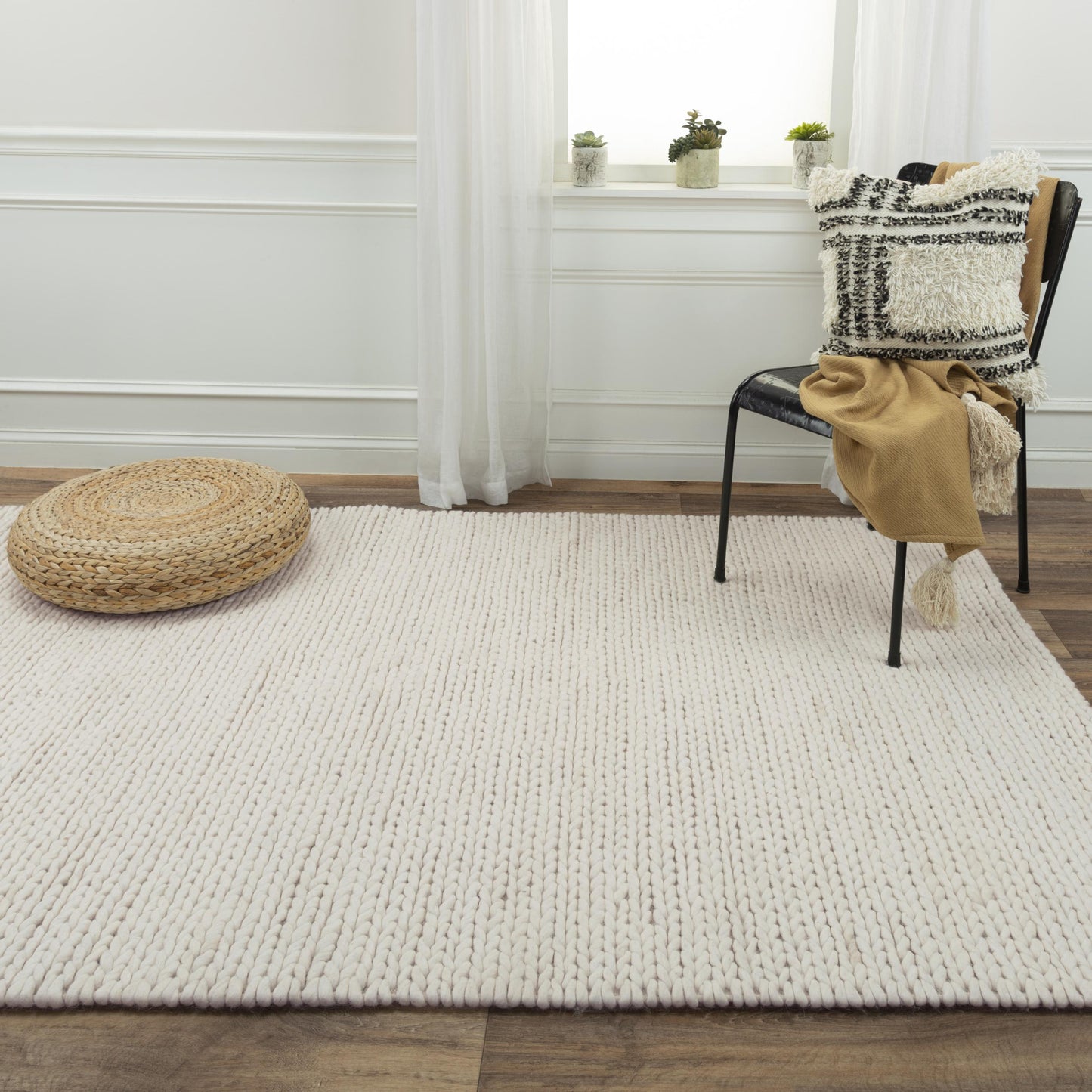 Casual rug, 8' x 10'.
