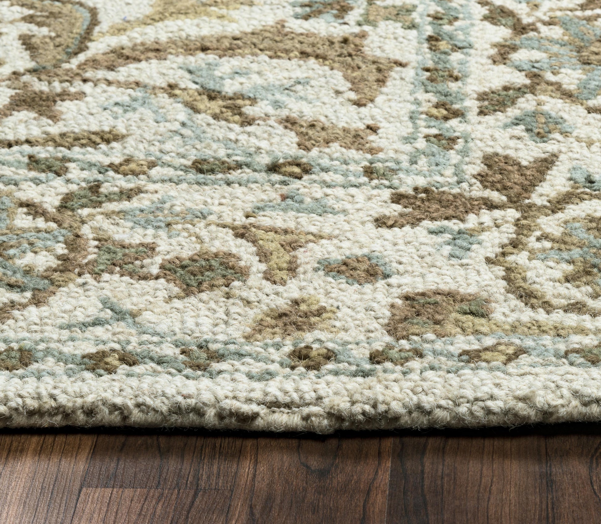 Ashlyn traditional rug, 12' x 15'.