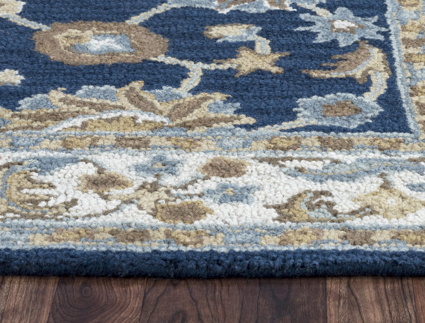 Ashlyn traditional rug, 9' x 12'.