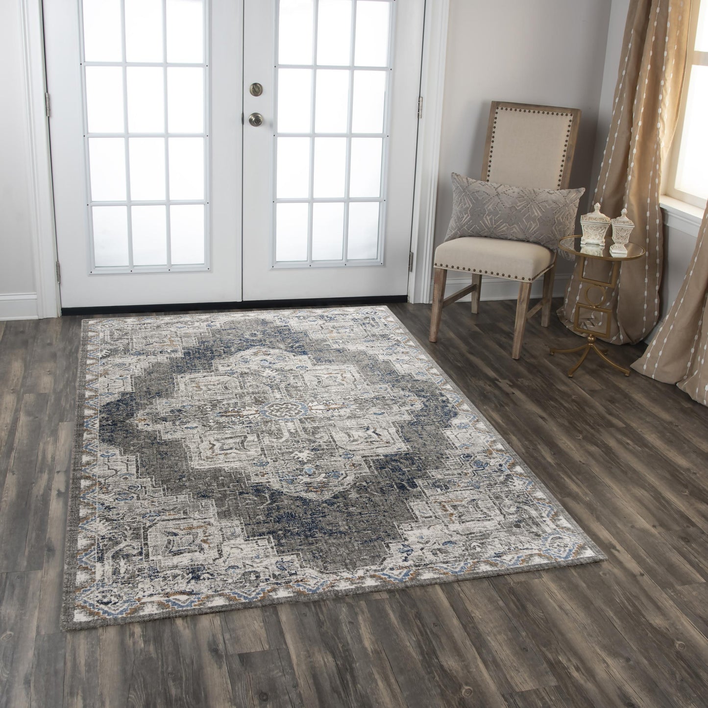 Traditional area rug, 5' x 8'.