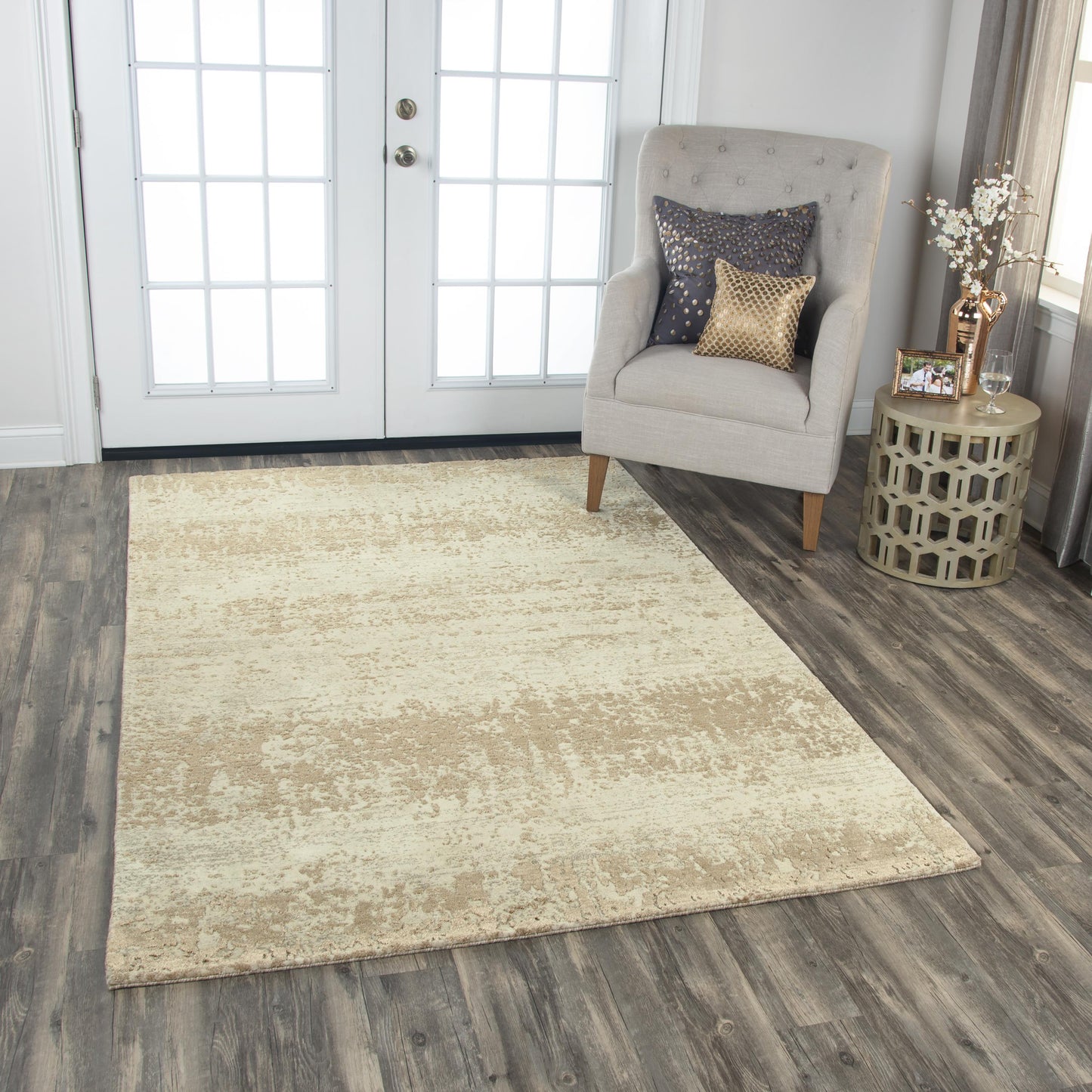 Area rug, 5' x 8'.