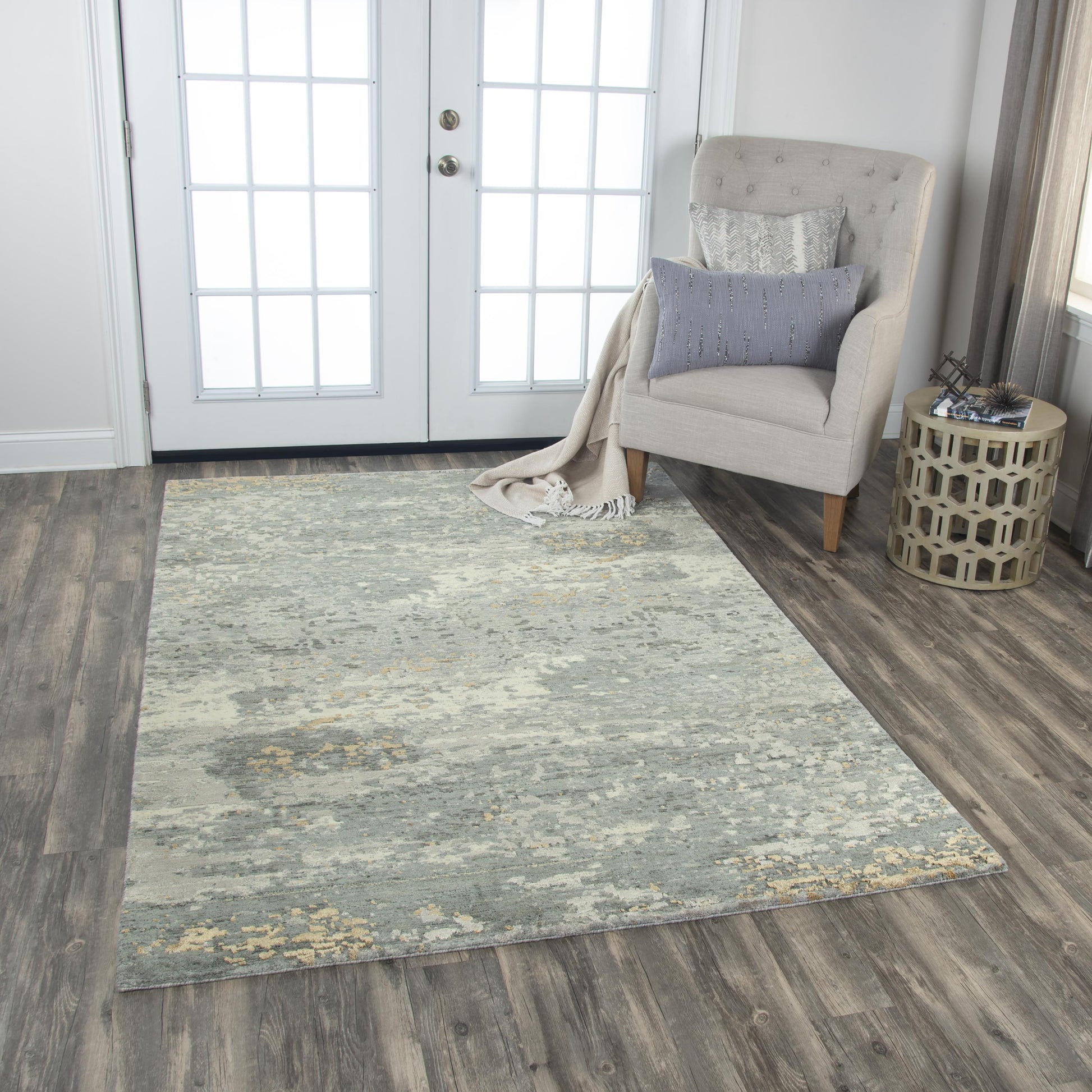 Rug, 8' x 10'.