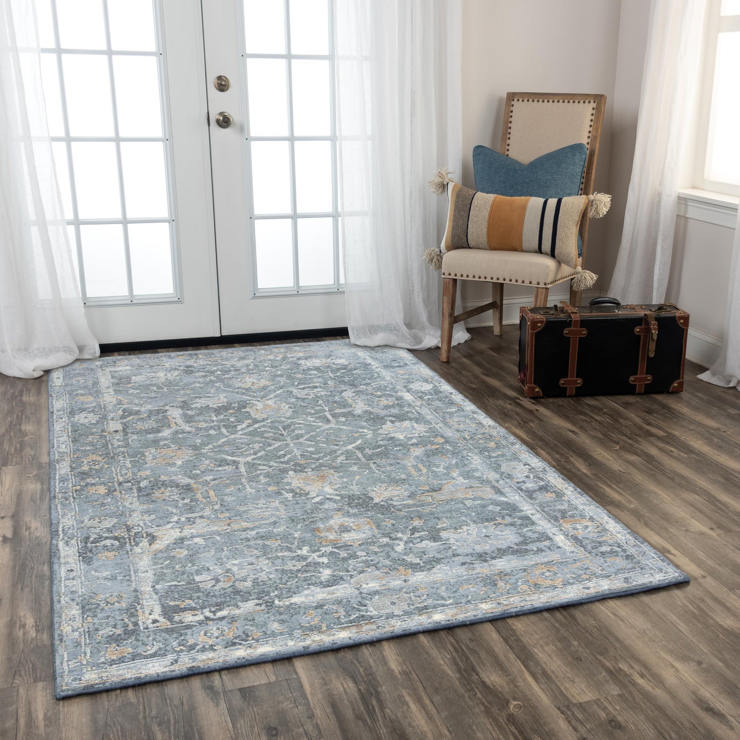 Traditional style rug, 10' x 13'.