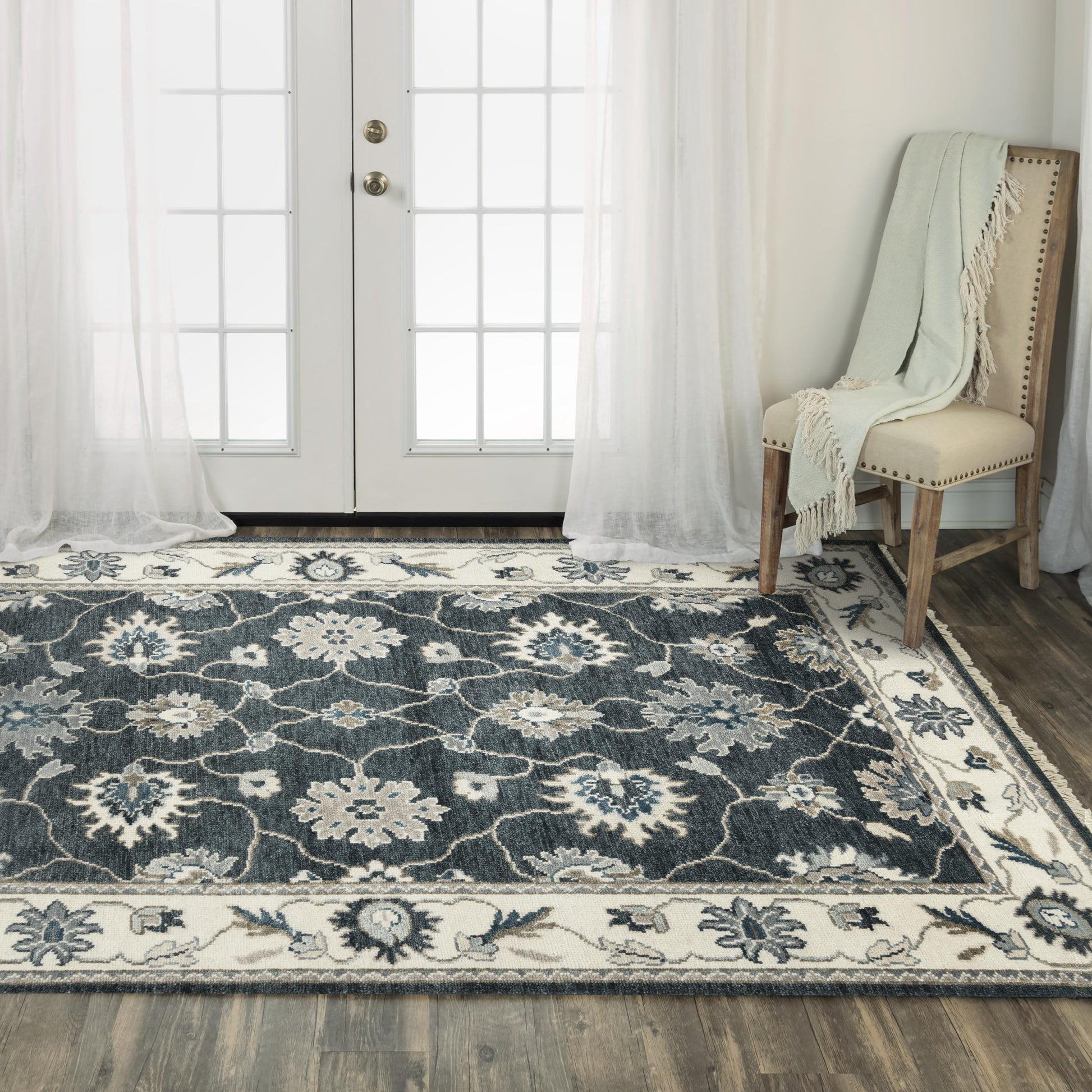 Ashton Traditional rug, 2' x 3'.