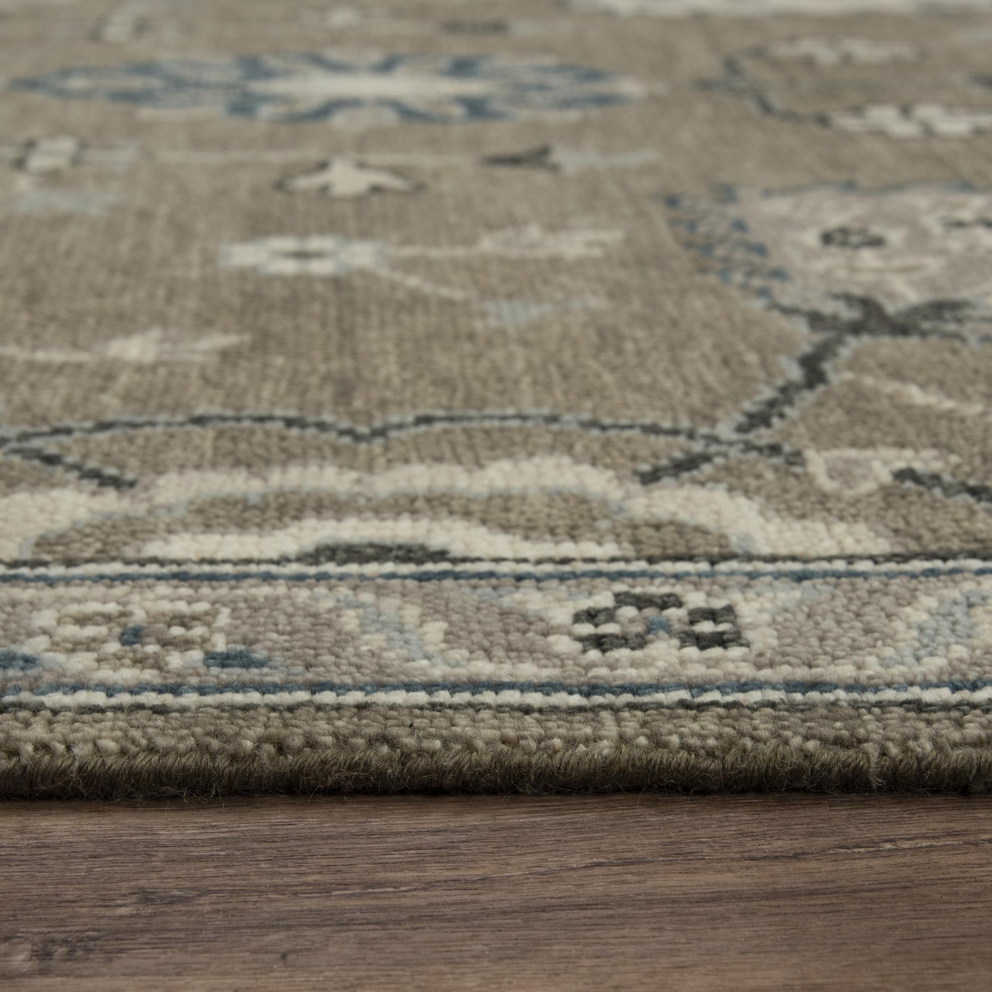 Ashton traditional rug, 6' x 9'.