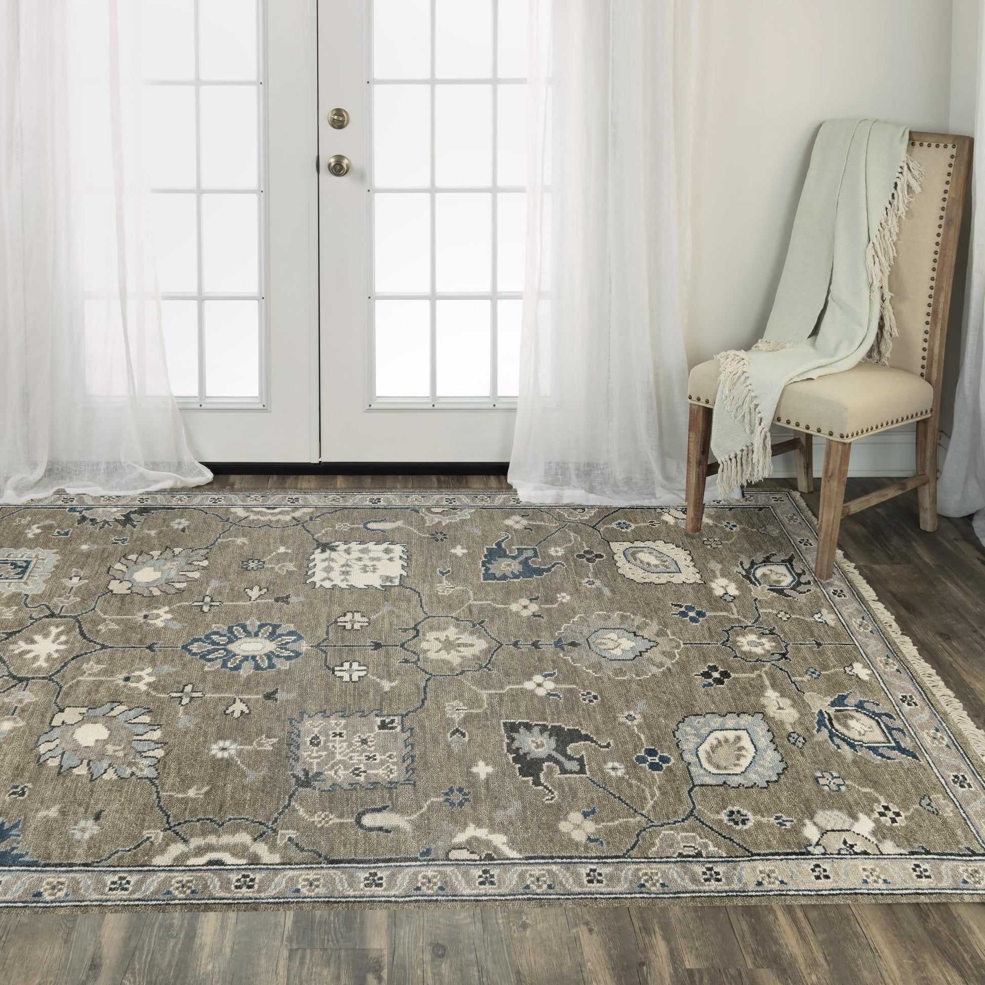 Ashton Traditional rug, 2' x 3'.