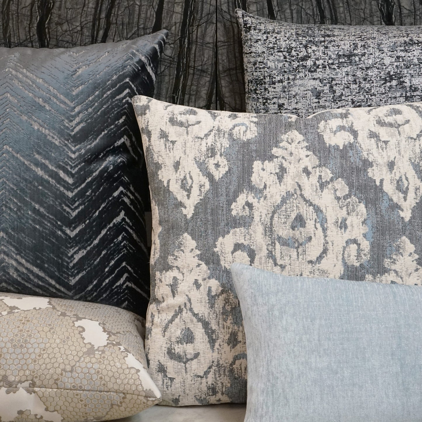 D.V. KAP HOME   24" x 24" Brilliance Pillow - Sapphire Glam, Modern    - 3208-S-2424