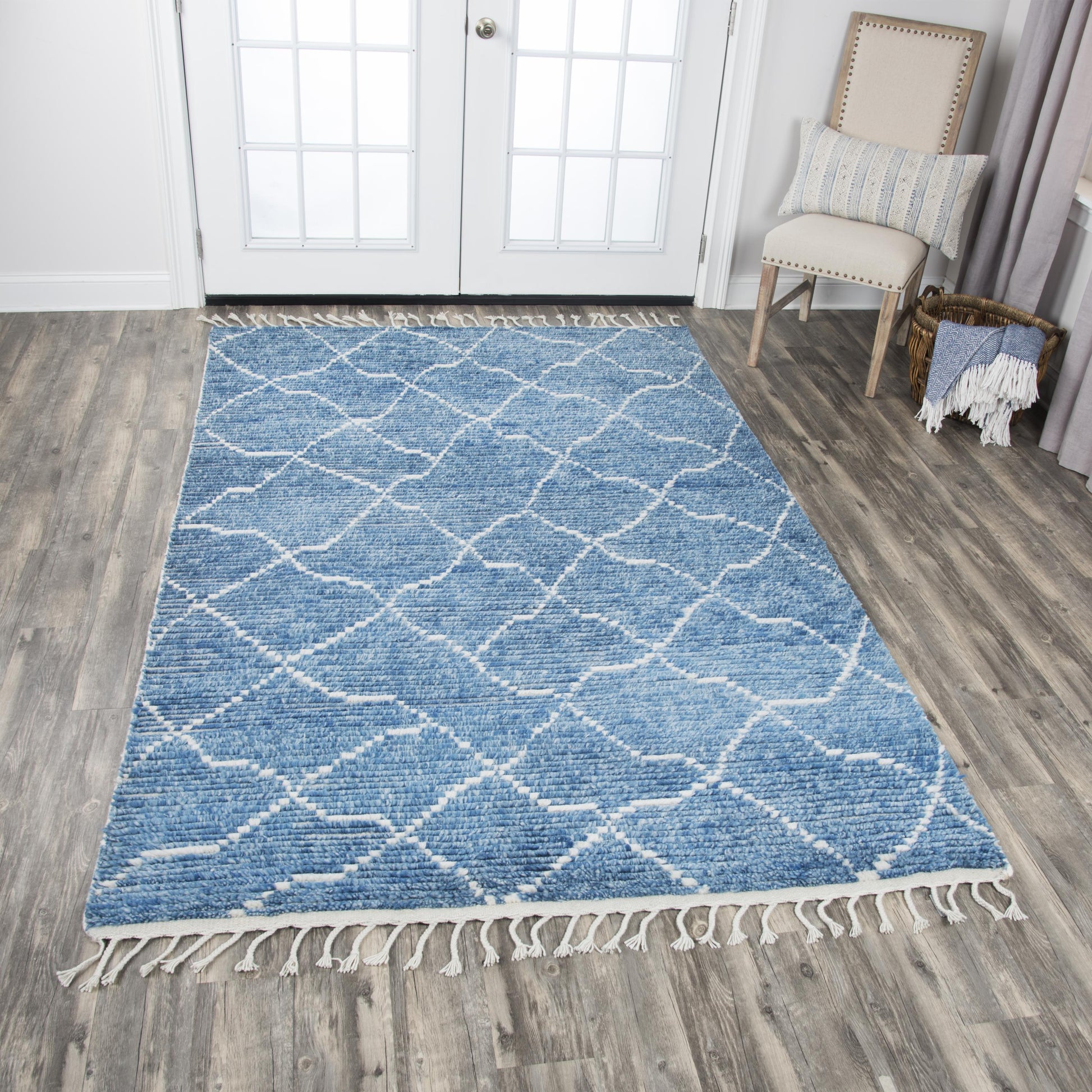 Casual style rug, 9' x 12'.