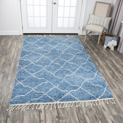 Casual style rug, 9' x 12'.