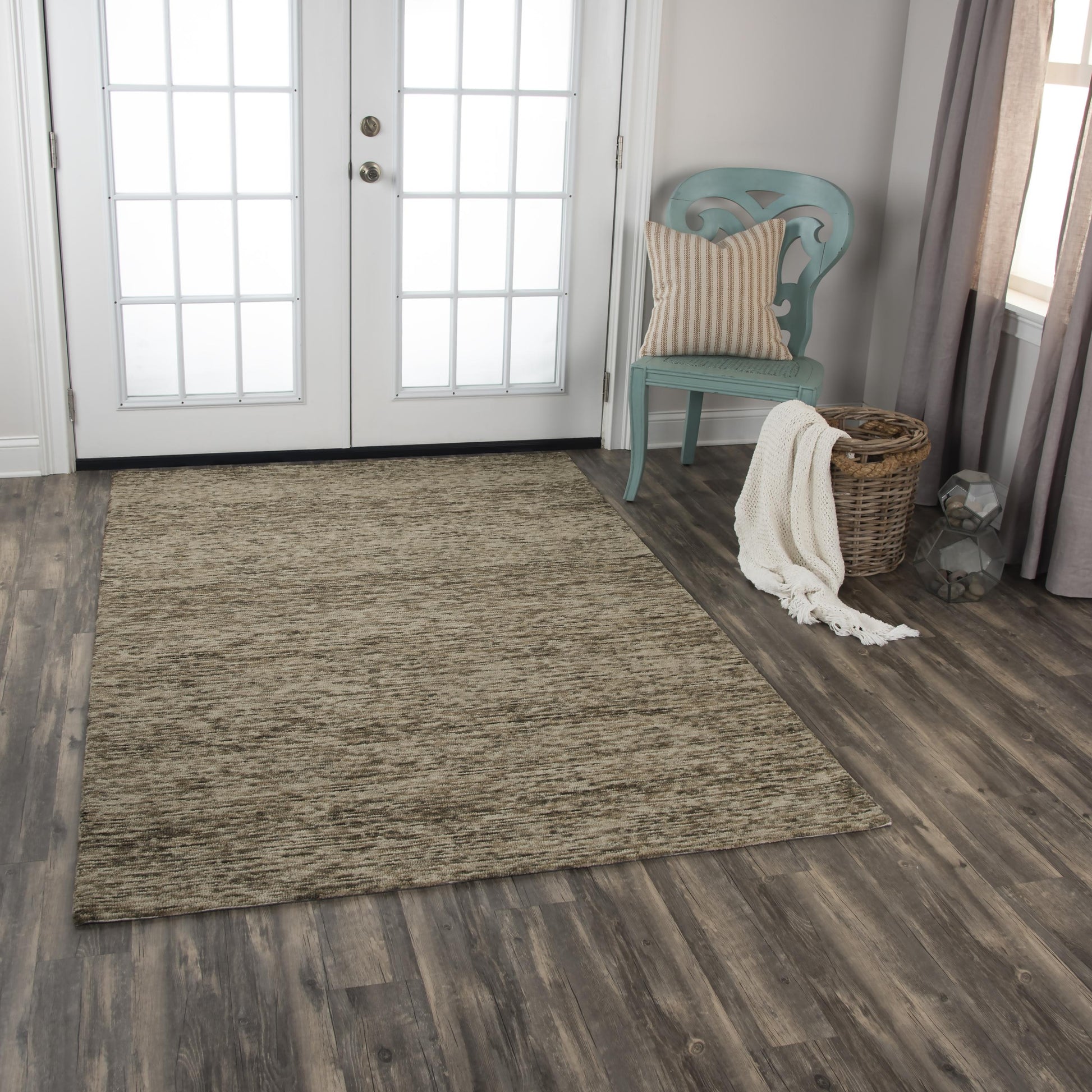 Casual rug, 8' x 10'.