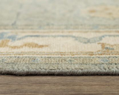 Traditional rug, 6' x 9'.