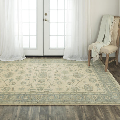 Traditional area rug, 9' x 12'.